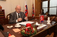 o_gasparovic_podpisuje